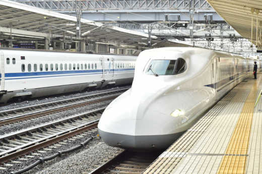Un train à grande vitesse Tokaido Shinkansen à la gare de Yonehara pris en photo avant son départ.