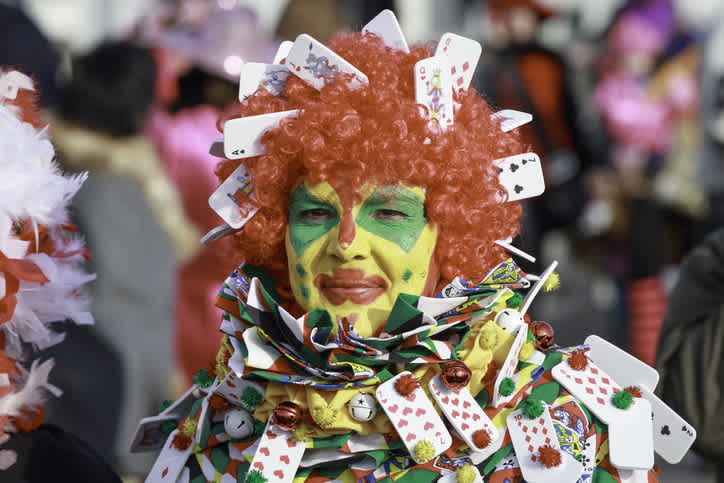 Eine verkleidete Frau während des 11/11 in Maastricht, einer Art Festival-Karneval, der am 11. November um 11 Uhr in Maastricht beginnt. Ein Ereignis, das Sie vielleicht während Ihrer Reise in die Niederlande entdecken können!