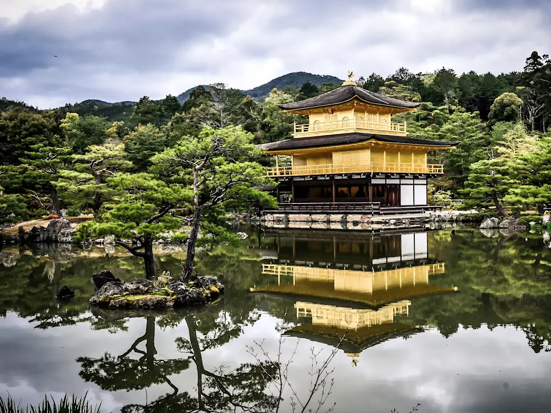 Der Goldene Pavillon, ein ikonischer Tempel mit Spiegelbild im Teich. Kinkaku-ji, Kyoto, Japan.