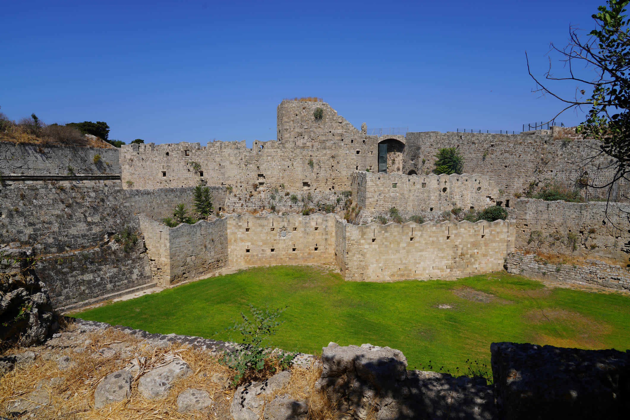 La vue sur les remparts de la vieille ville de Rhodes, en Grèce

