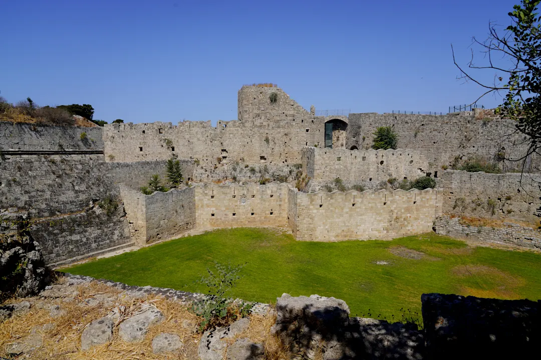 Griechenland, Rhodos Der Blick auf den Stadtmauern der Altstadt von Rhodos, Griechenland