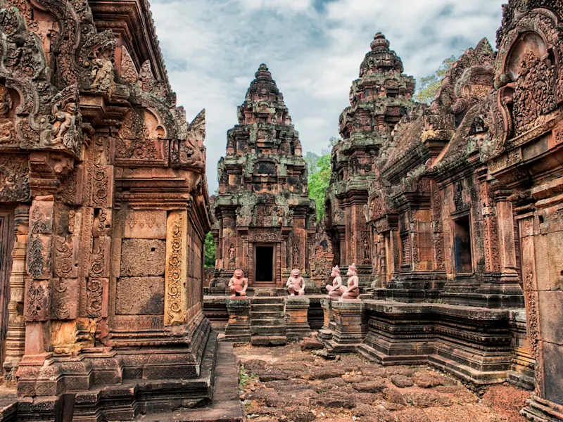 Siem Reap, Kambodscha Detailreiche Steinreliefs und Statuen im Banteay-Srei-Tempel. Siem Reap, Kambodscha.