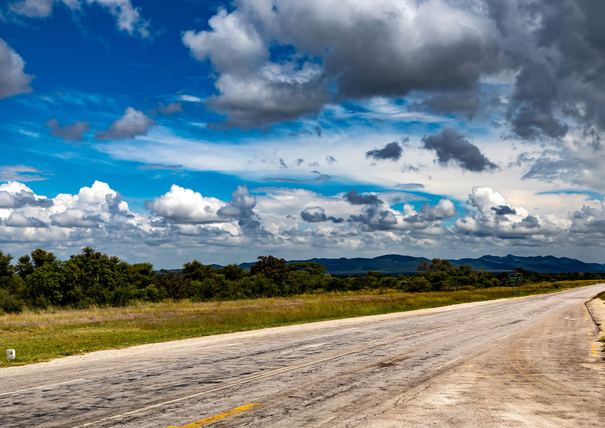 Landschaft im Caprivi-Streifen im Norden Namibias im Sommer