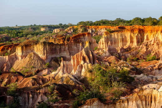 Dépression de Marafa (Hells Küche Canyon) avec falaises et rochers rouges, Malindi, Kenya