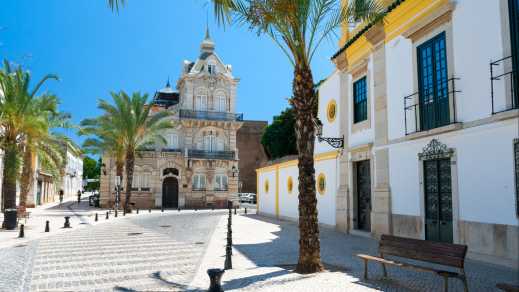 Eine Straße in Faro, Algarve, Portugal