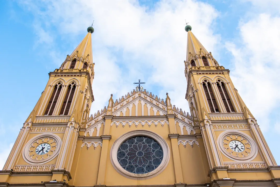 Brasilien, Curitiba, Basilika Gelbe Kathedrale mit zwei Türmen