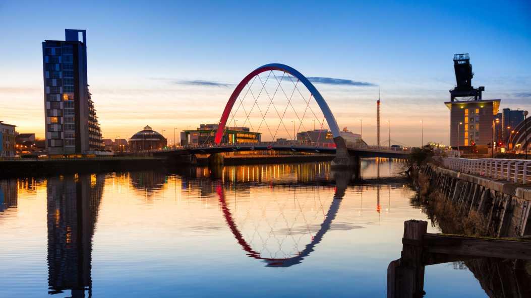 Europe, Scotland, Glasgow, Glasgow Bridge, at sunset as the sun reflects on the water.