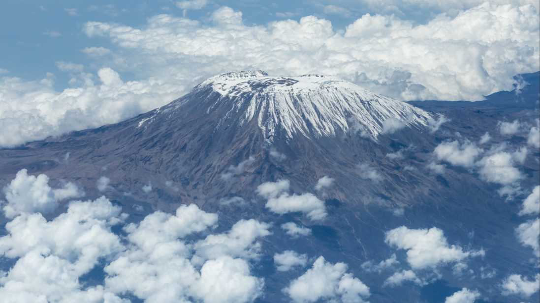 Luftaufnahme_vom_Gipfel_des_Kilimandscharo_in_Tansania