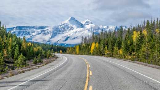 Autoroute en direction de des montagnes, près d'Alberta, Canada.