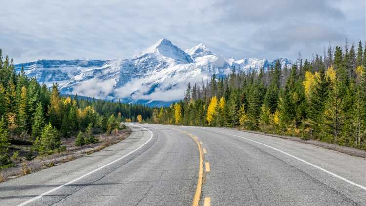 Leere Autobahn bis zu den Bergen, in Alberta, Kanada. 