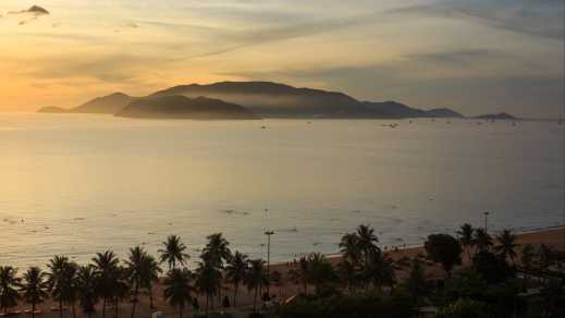 Blick_über_das_Meer_bei_Sonnenaufgang_in_Nha_Trang_Vietnam