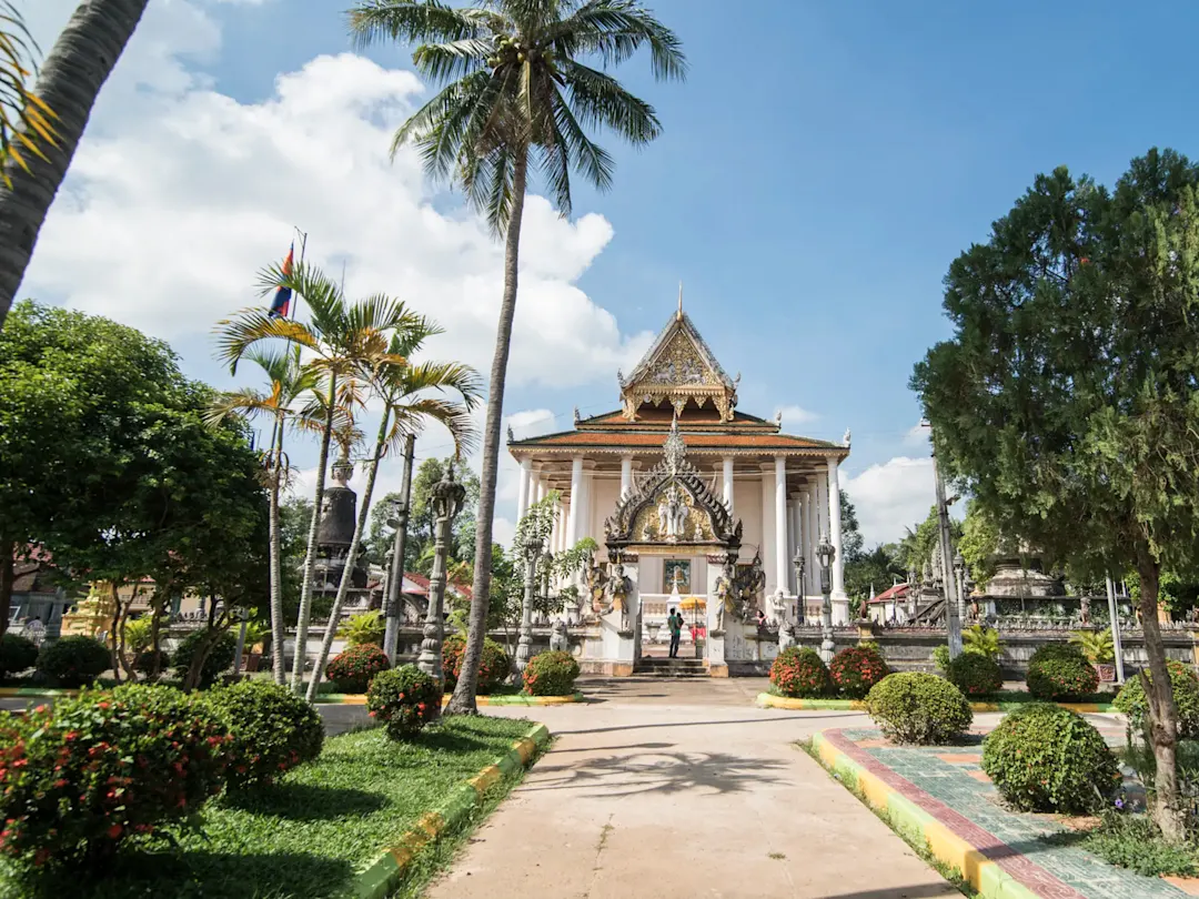 Buddhistische Tempelanlage in gepflegtem Garten. Wat Phnom, Phnom Penh, Kambodscha.