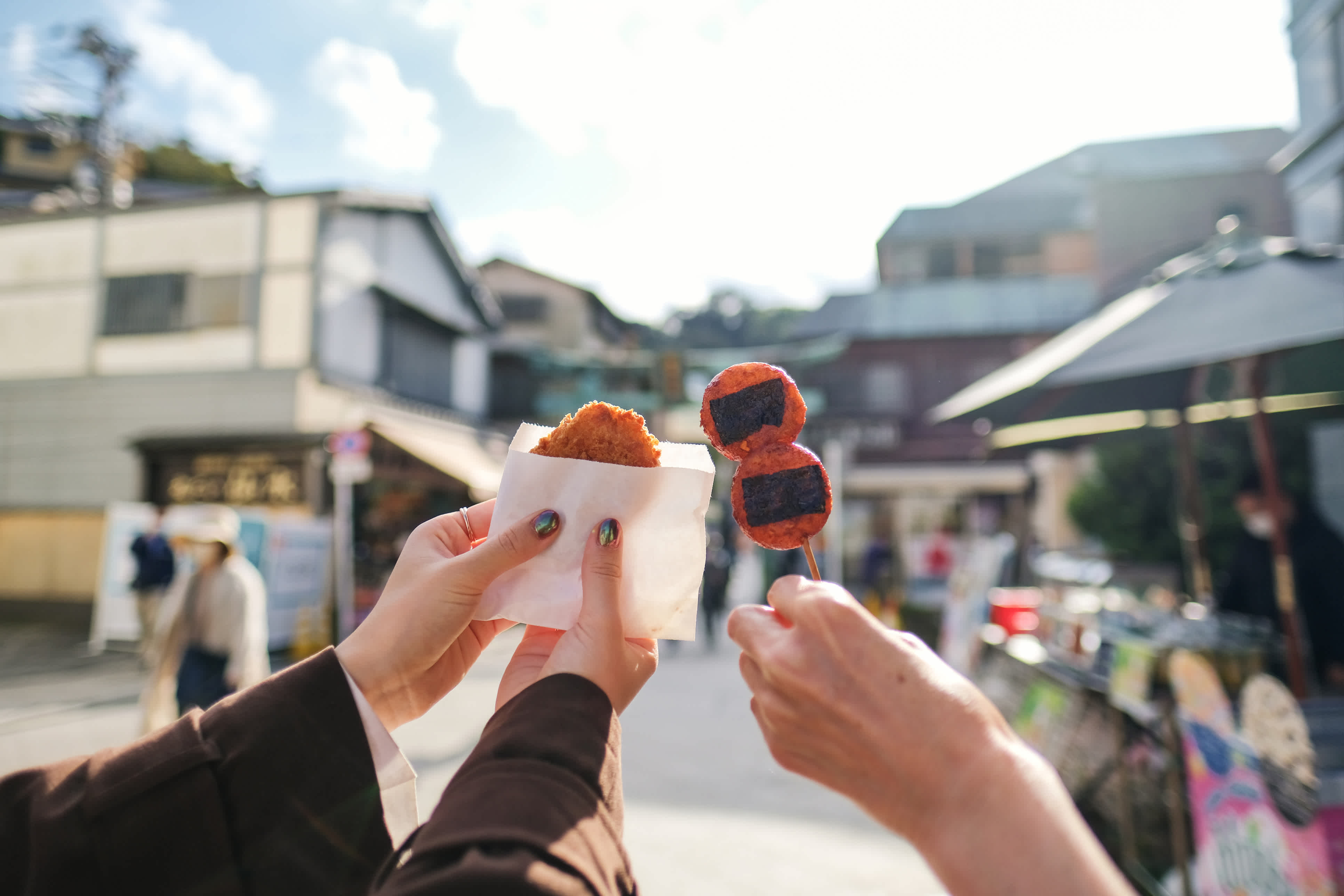 Nahaufnahme von japanischem Essen mit Händchen auf der Straße