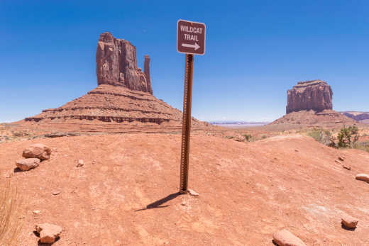 Photo du panneau indiquant la direction du sentier de randonnée Wildcat Trail, à Monument Valley