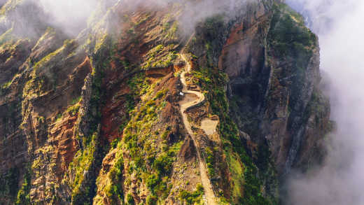 Sich schlängelnder Bergwanderweg auf Madeira aus der Vogelperspektive