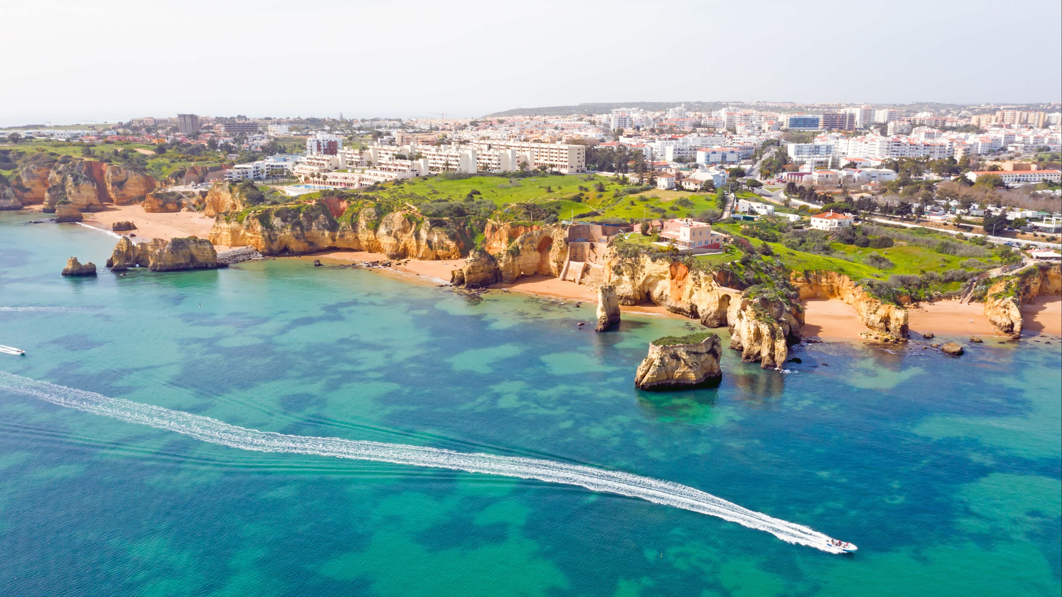 Luftaufnahme der Stadt Lagos an der Algarve Küste in Portugal