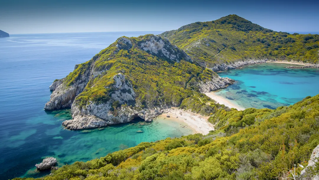 Luftaufnahme des wunderschönen Strandes von Porto Timoni auf Korfu. Dieser idyllische Strand, gelegen im Ionischen Meer in Griechenland, ist von kristallklarem Wasser in türkisfarbenen Nuancen umgeben.