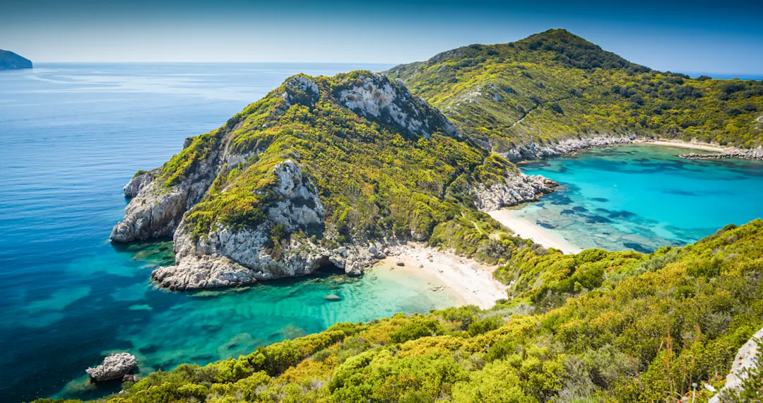 Luftaufnahme des wunderschönen Strandes von Porto Timoni auf Korfu. Dieser idyllische Strand, gelegen im Ionischen Meer in Griechenland, ist von kristallklarem Wasser in türkisfarbenen Nuancen umgeben.