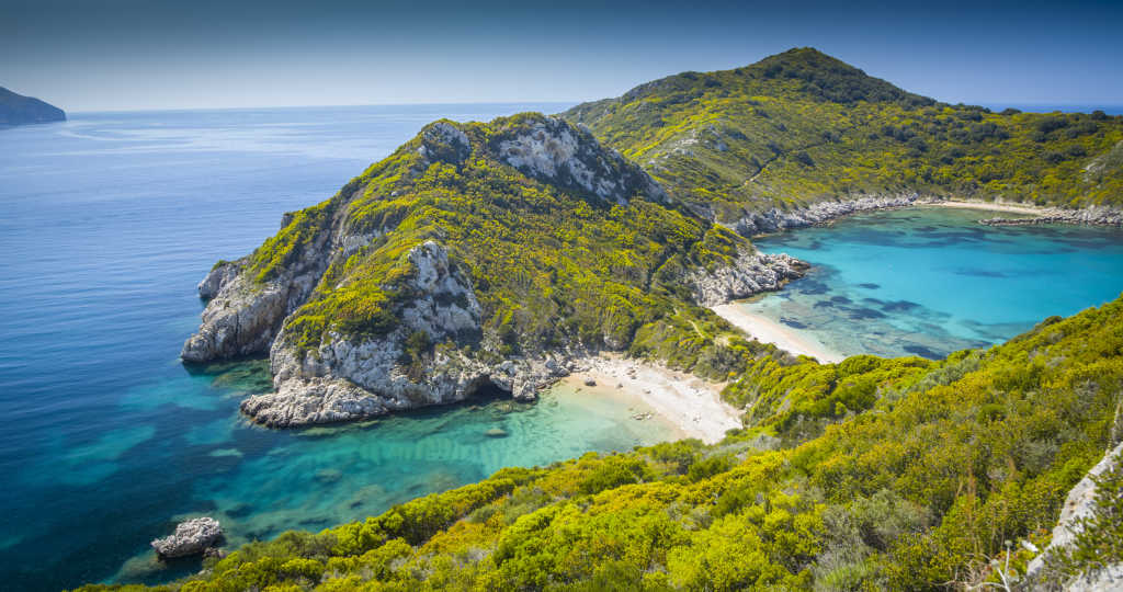Blick von oben auf den schönen Strand von Porto Timoni auf Korfu. Der idyllische Strand liegt im Ionischen Meer in Griechenland und ist von kristallklarem t ürkisfarbenem Wasser umgeben.