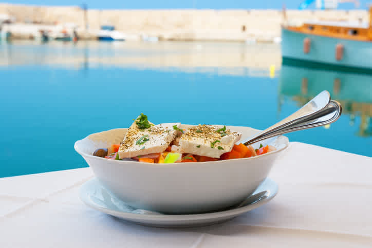Goûtez aux saveurs locales pendant votre voyage en Crète.