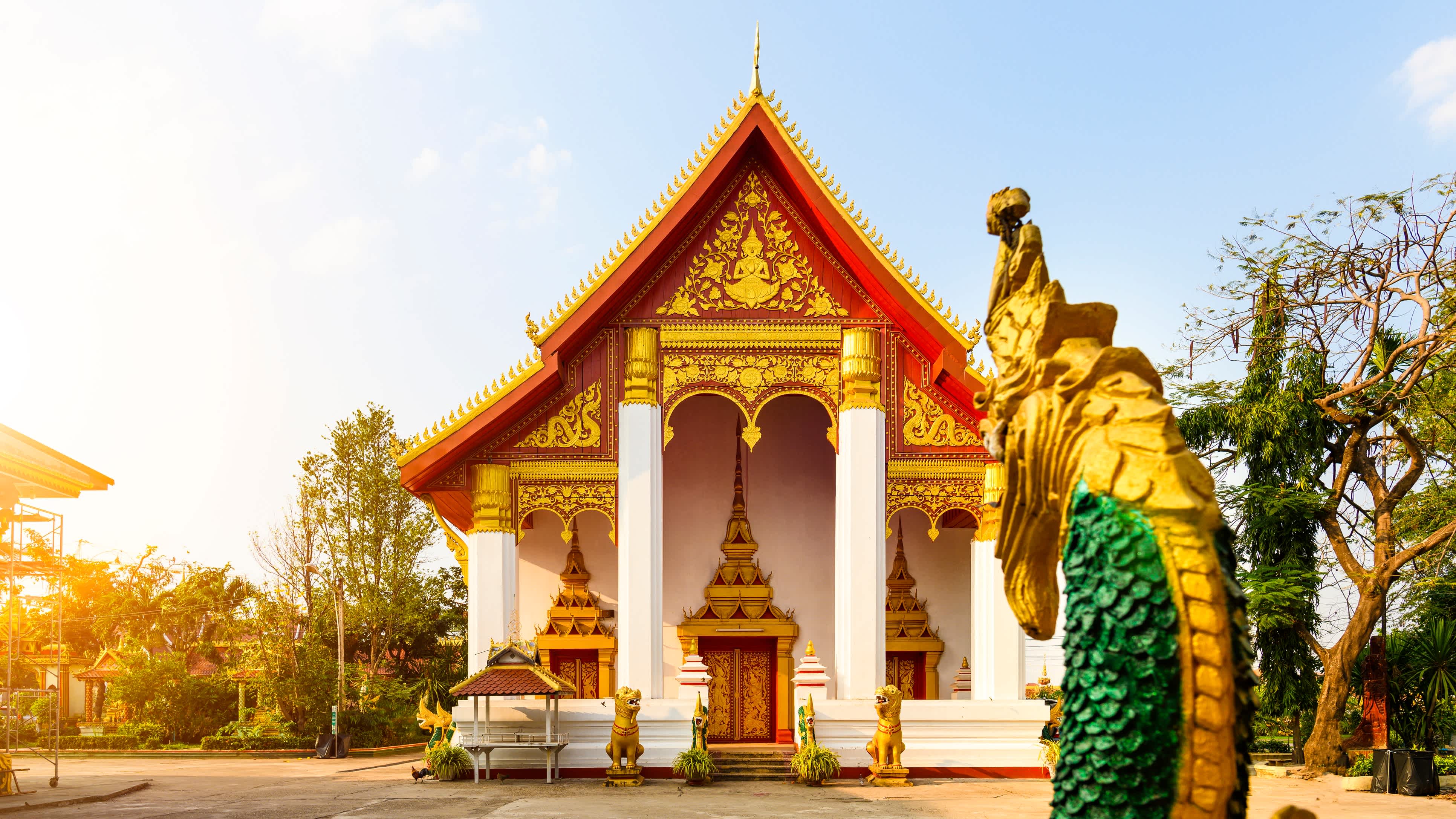 Prise de vue sur temple blanc et or de Pha That Luang à Ventiane pendant un voyage au Laos.