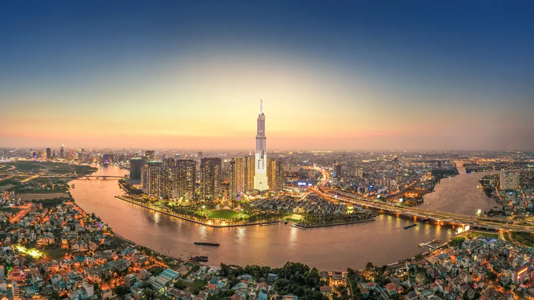 Beleuchtete Skyline von Ho-Chi-Minh-Stadt mit Landmark 81 bei Sonnenuntergang. Ho-Chi-Minh-Stadt, Vietnam.
