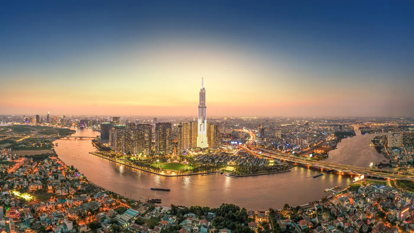 Ho-Chi-Minh-Stadt, Vietnam Beleuchtete Skyline von Ho-Chi-Minh-Stadt mit Landmark 81 bei Sonnenuntergang. Ho-Chi-Minh-Stadt, Vietnam.