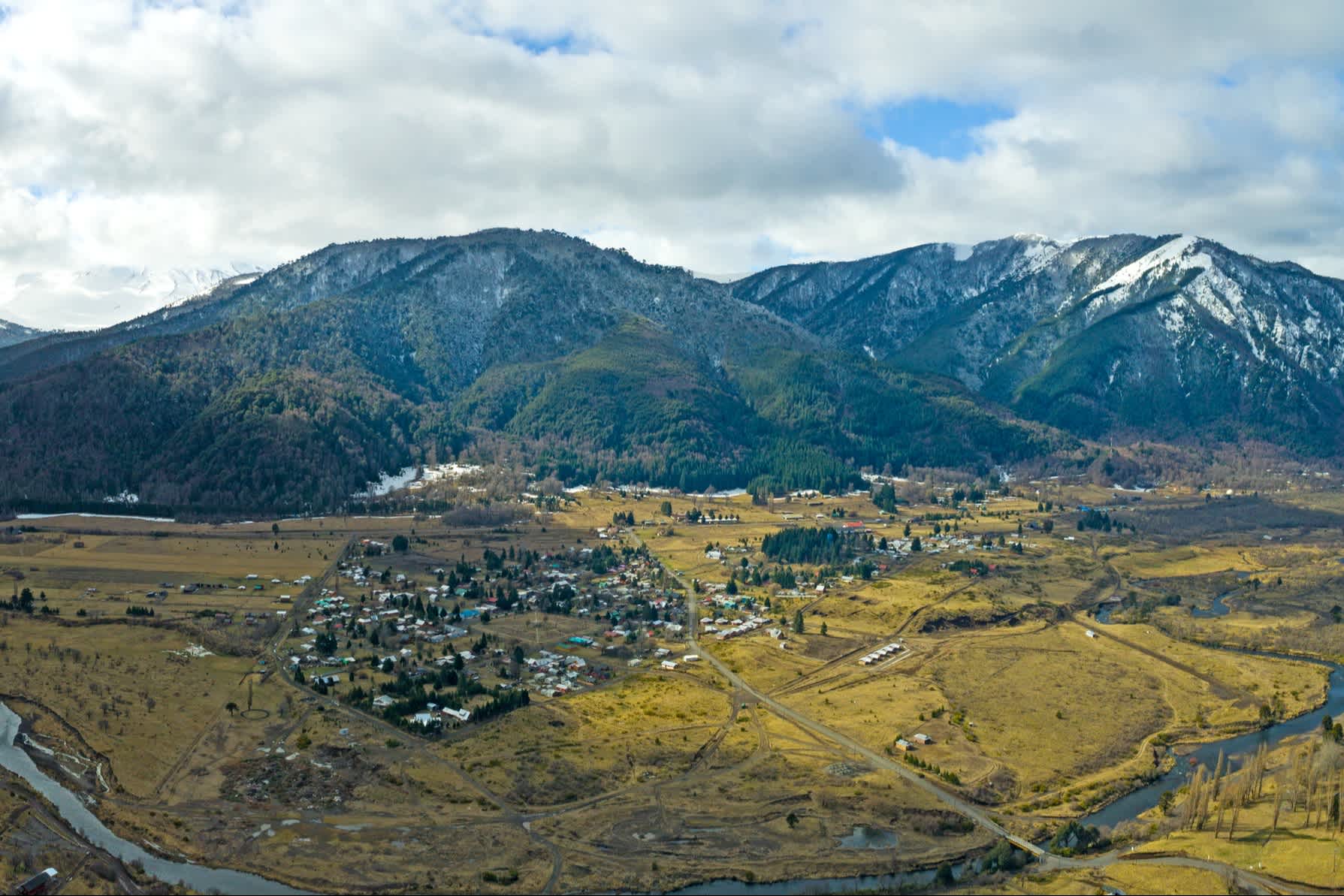 Aerial Panorama von Lonquimay Fluss in Malalcahuell, Chile.