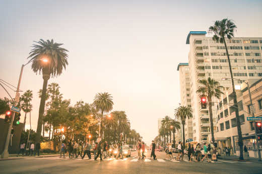 Einheimische und Touristen zu Fuß auf Ocean Ave in Santa Monica