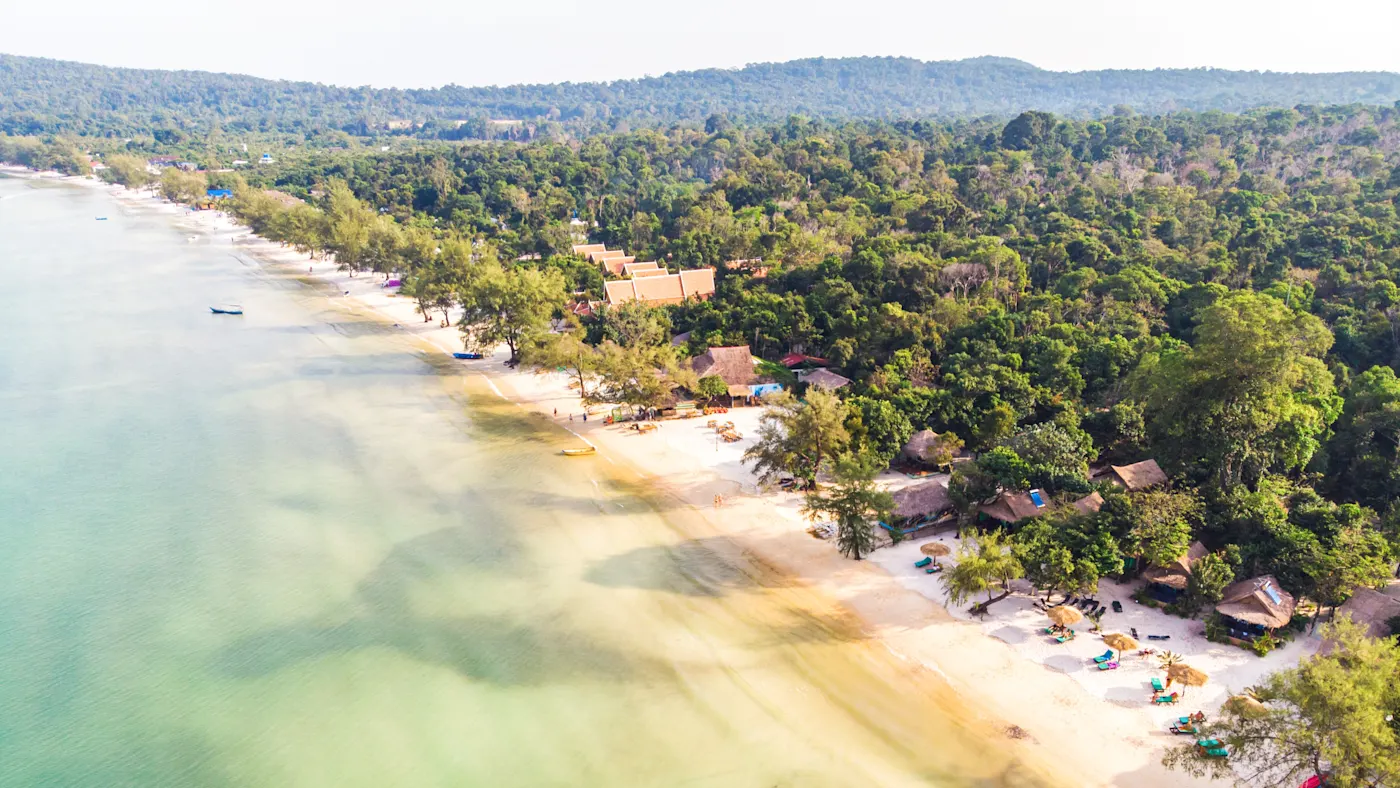 Koh Rong Samloem, Kambodscha Luftaufnahme eines tropischen Strandes mit grüner Vegetation und Hütten. Koh Rong Samloem, Kambodscha.