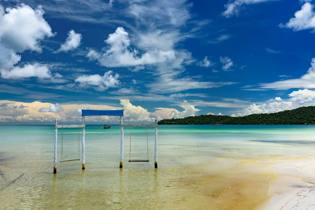 Kambodscha Koh Rong Samloen Saracen Bay mit Schaukeln Tropischer Strand mit feinem schneeweißen Sand und Palmen auf Koh Rong Samloen Island