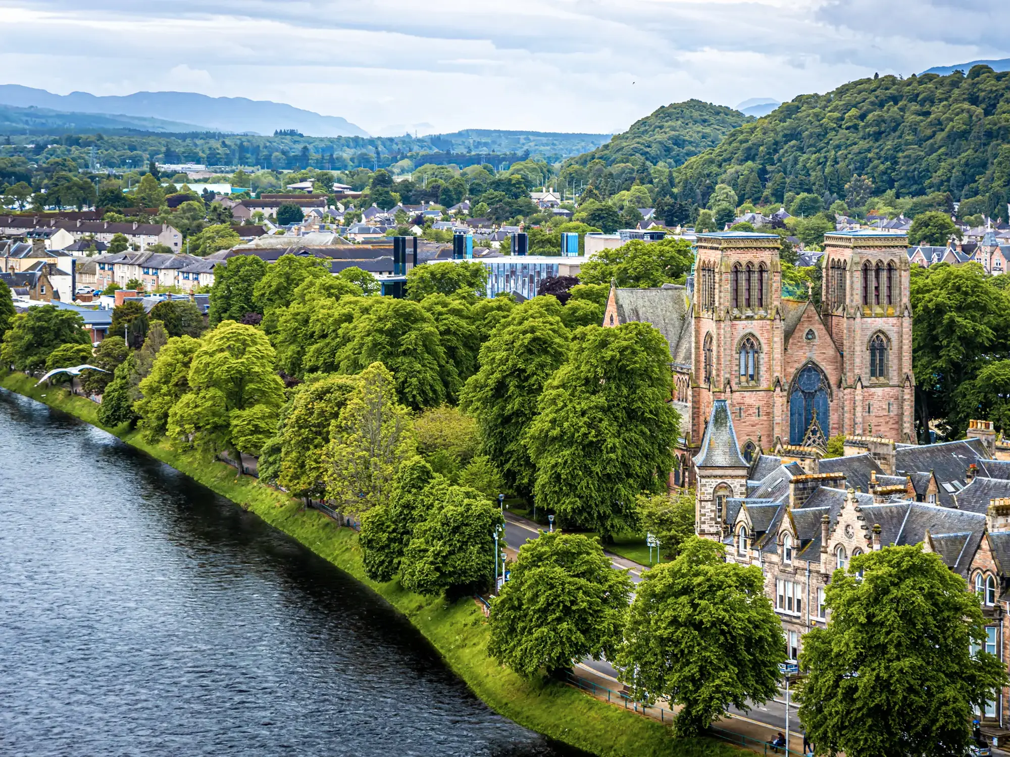 Kathedrale und Fluss mit grünen Hügeln, Inverness, Highlands, Schottland.
