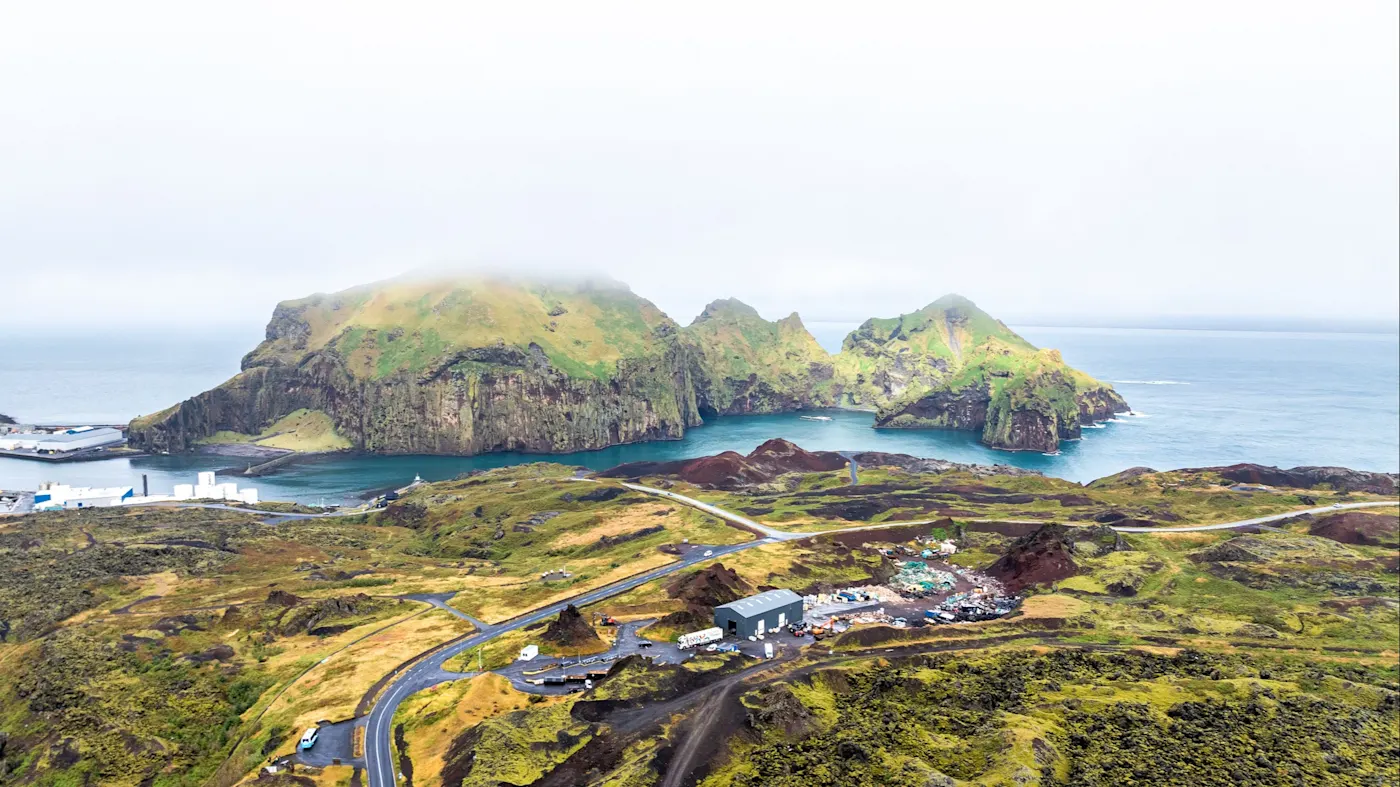 Heimaey, Vestmannaeyjar, Island Blick auf die Insel Heimaey mit Lavafeldern und Meer, Heimaey,, Vestmannaeyjar, Island.