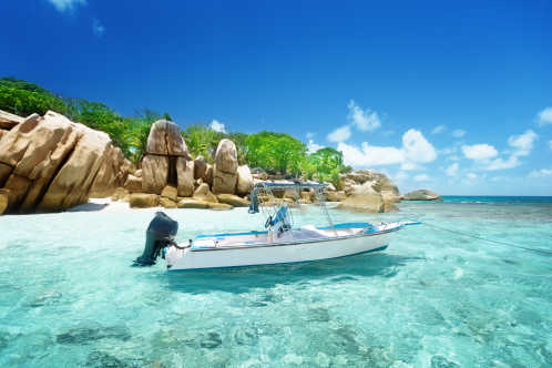 Speed-Boot am Strand von Coco Island, Seychellen.