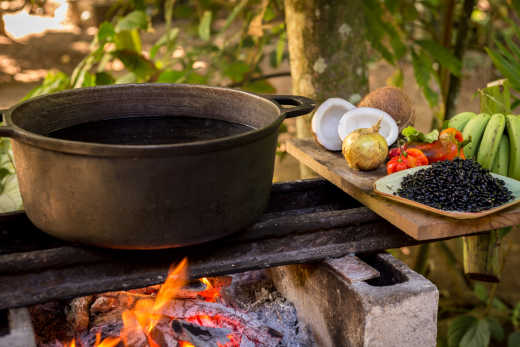 Une marmite sur le feu et des épices parfumées, pour un cours de cuisine à la découverte des spécialités afro-caribéennes.
