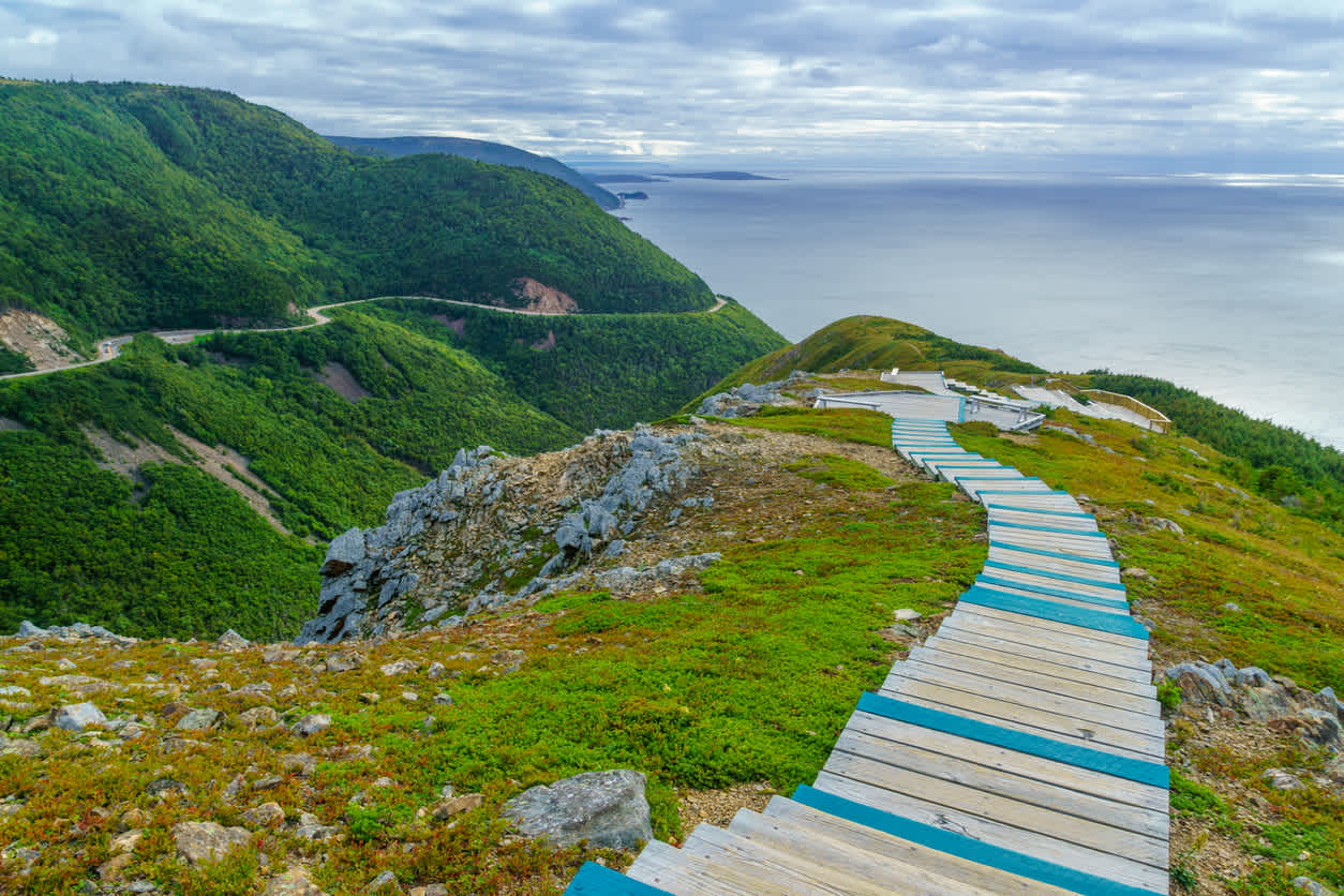 Faites une randonnée sur l'île de Cap Breton pendant votre séjour en Nouvelle-Écosse.