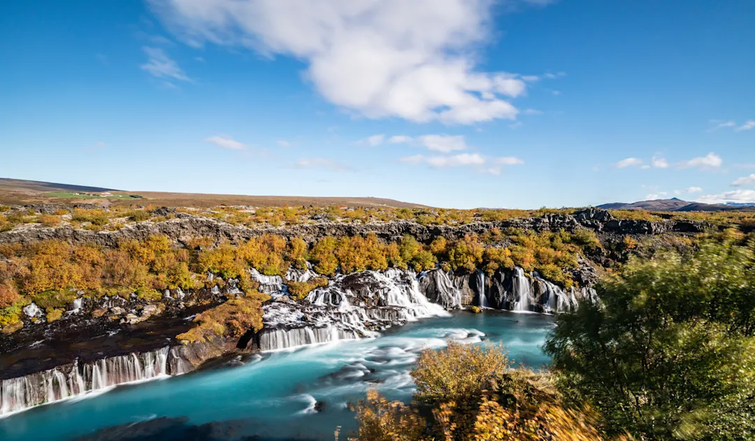 Europe Iceland Hraunfossar in Borgarfjörður Der Ort Borgarfjörður in Island bietet einzigartige Wasserfälle wie den Hraunfossar.