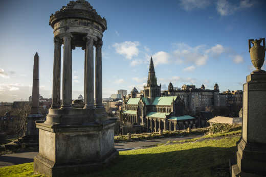 Necropolis-Friedhof mit der Kathedrale im Hintergrund, Glasgow, Schottland.