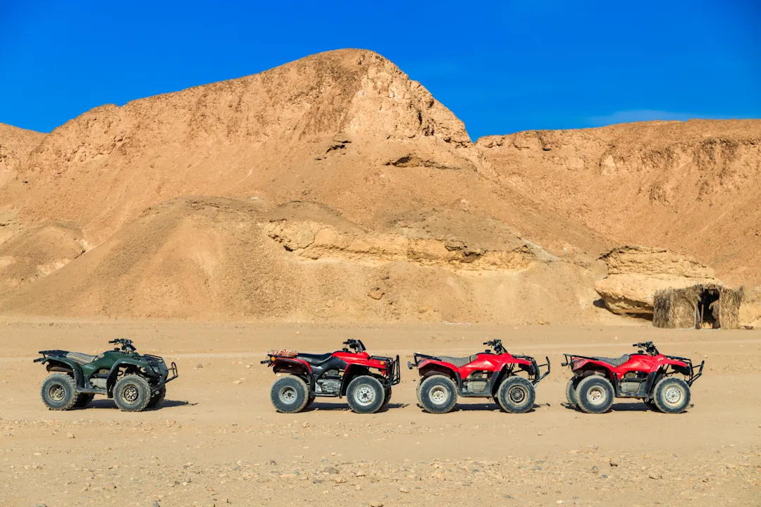 Ägypten, Marsa Alam, Wüstensafari mit Quad Quad-Trip in der Wüste bei Marsa Alam, Ägypten.