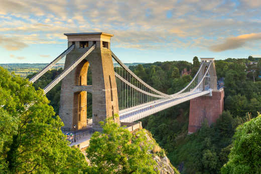 Blick auf die Clifton Suspension Bridge über die Avon Gorge in Bristol, England, Großbritannien.

