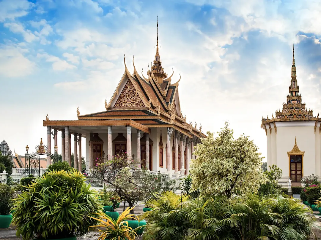 Prunkvoller buddhistischer Tempel mit gepflegten Gärten. Silberpagode, Phnom Penh, Kambodscha.