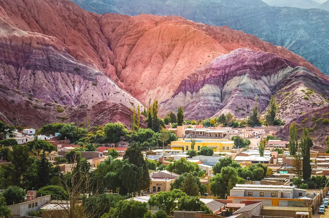 Farbige Hügel und Berge im Dorf Purmamarca, Jujuy, Argentinien