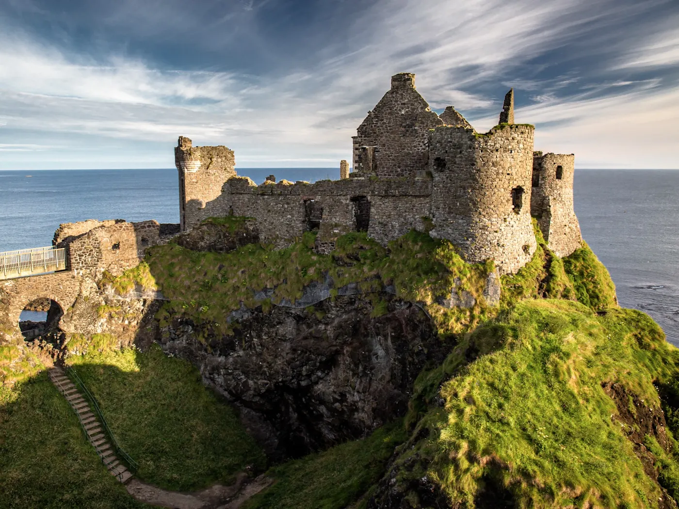 Giant's Causeway, Irland Ruinen der Dunluce Castle in Nordirland, Blick auf das Meer.