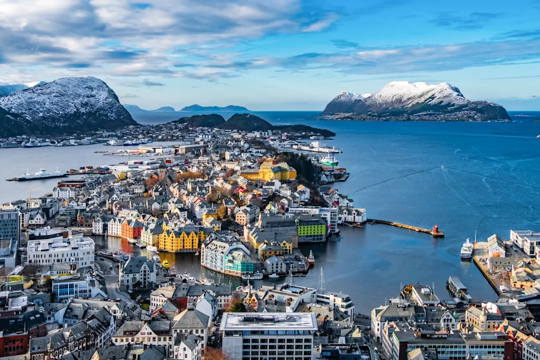 Ein Panoramafoto von Ålesund, Norwegen.

