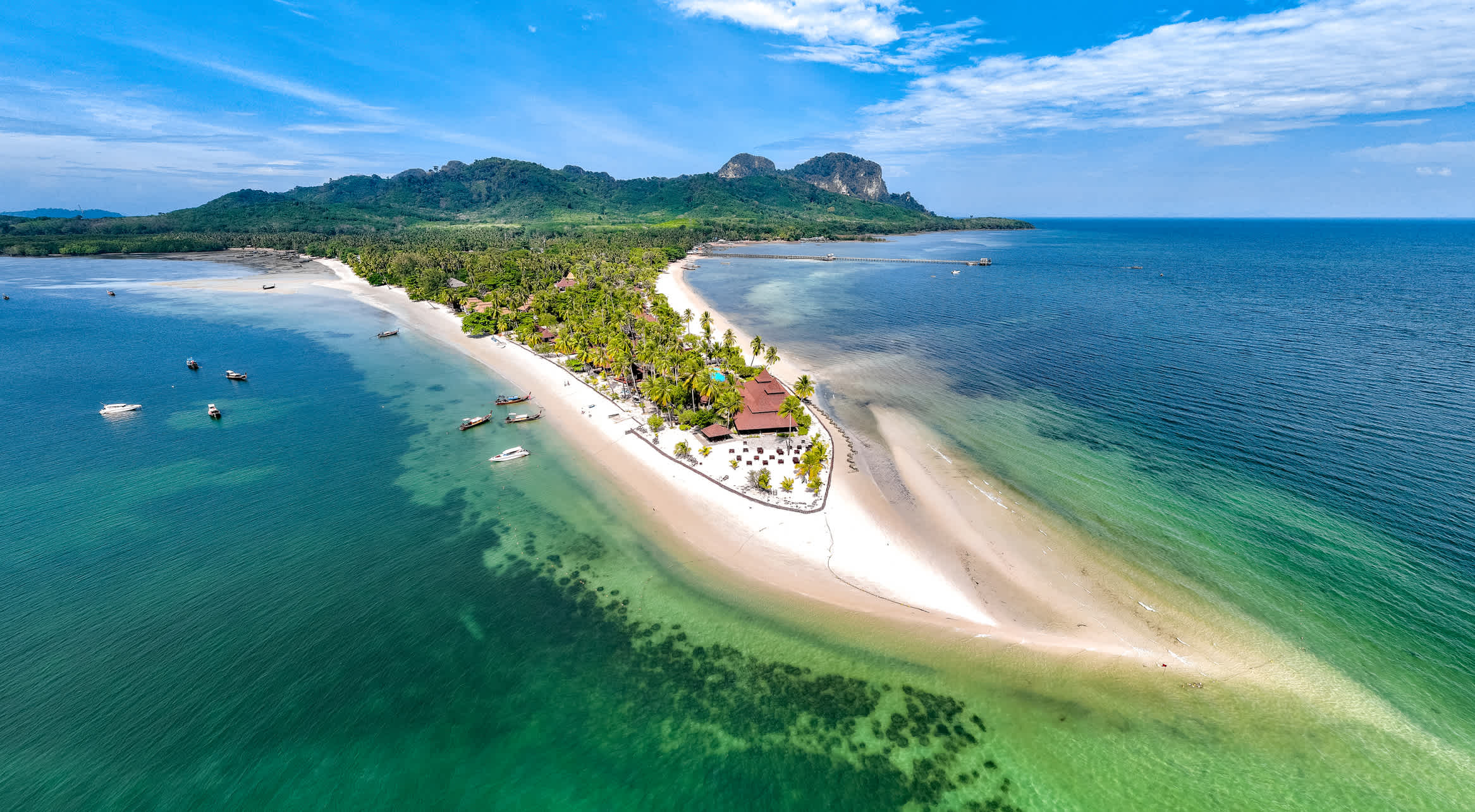 Insel Koh Mook von oben gesehen als Sinnbild für Inselhopping in Thailand