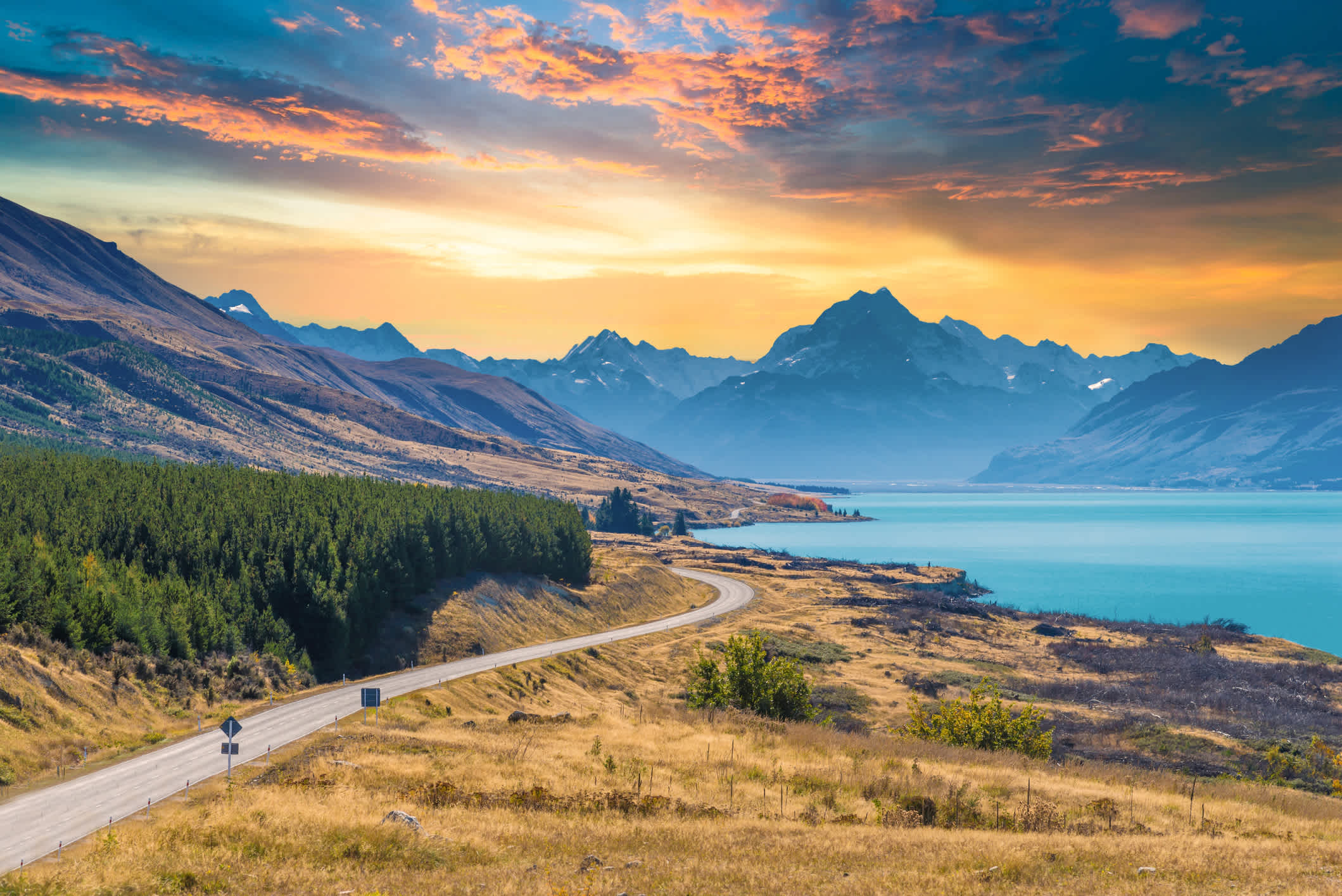 Vue panoramique d'une route longeant le paysage naturel de l'île du Sud de la Nouvelle-Zélande