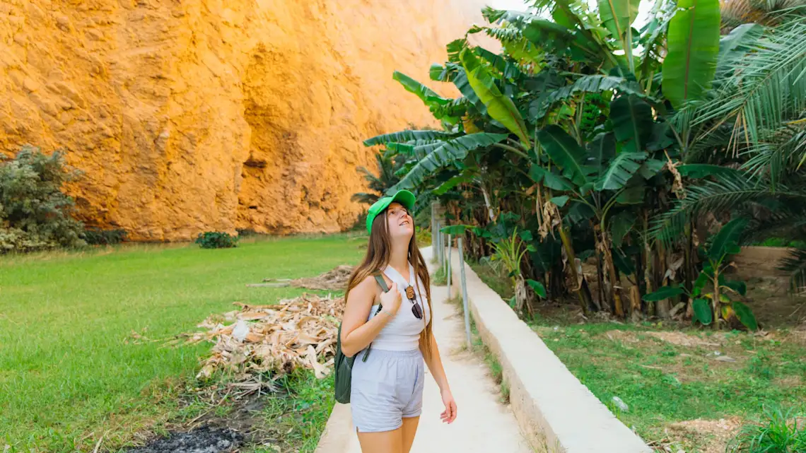 Une femme en randonnée dans un canyon à Oman.