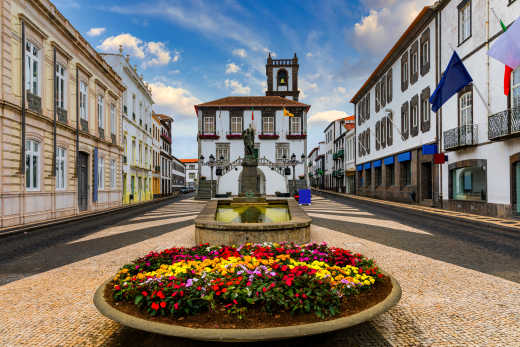 Rathaus in Ponta Delgada auf der Insel Sao Miguel, die zu den Azoren in Portugal gehört.