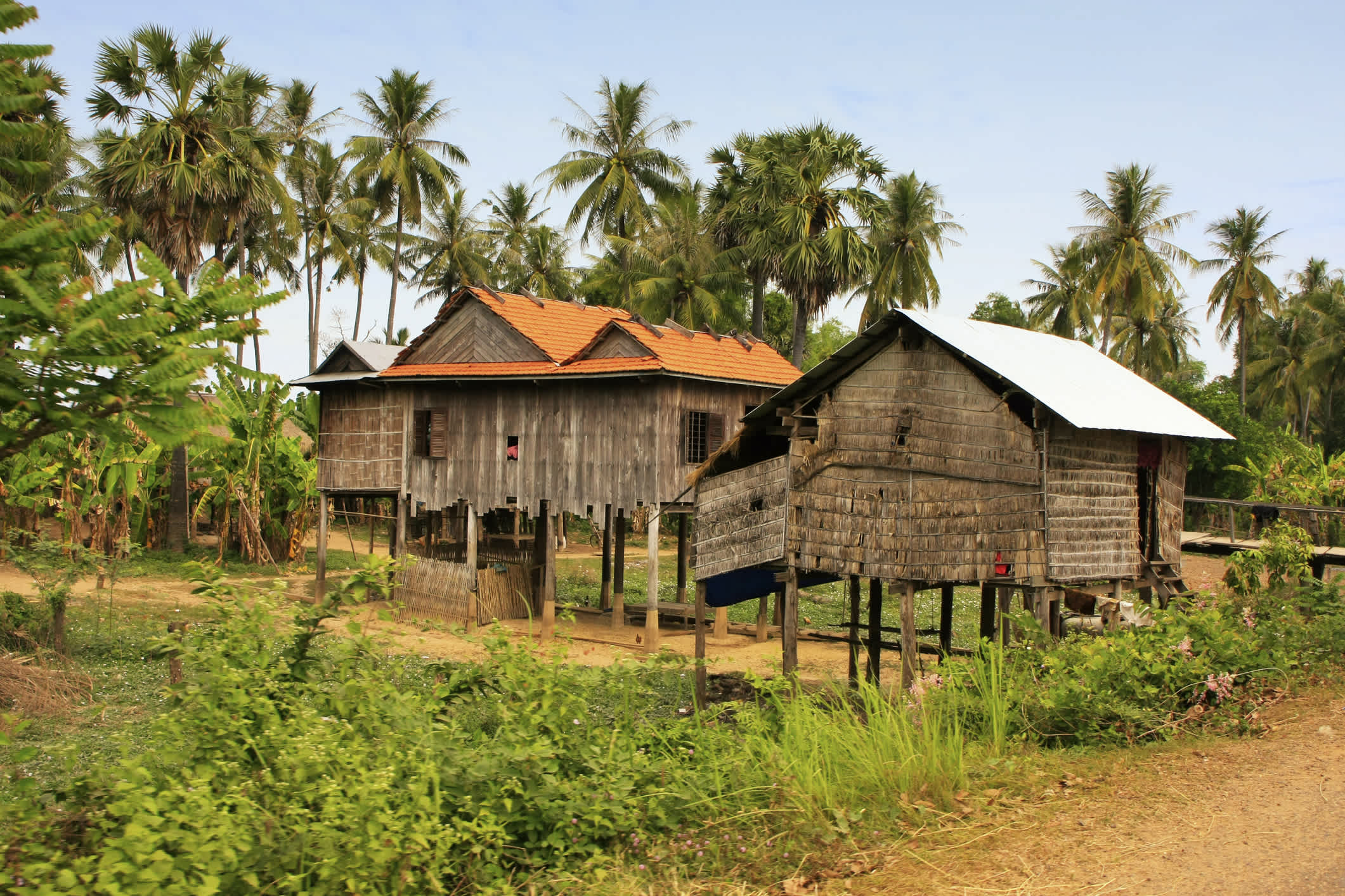 Stelzenhäuser in einem kleinen Dorf bei Kratie in Kambodscha
