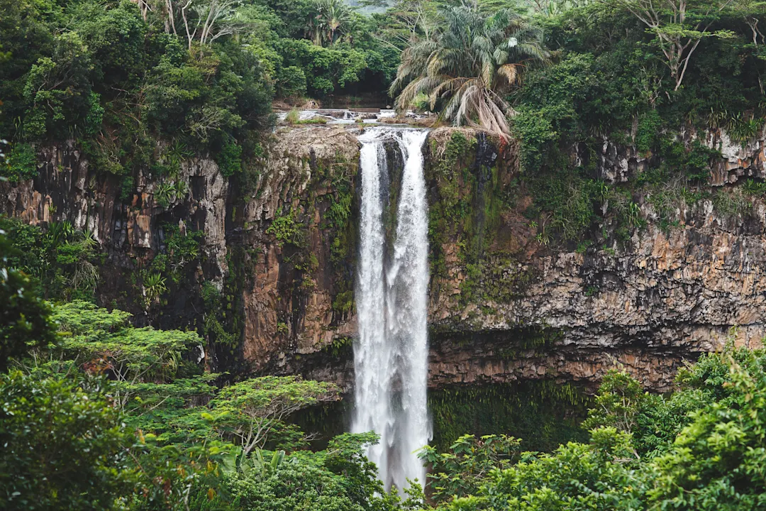 Blick auf den Chamarel-Wasserfall in Mauritius


